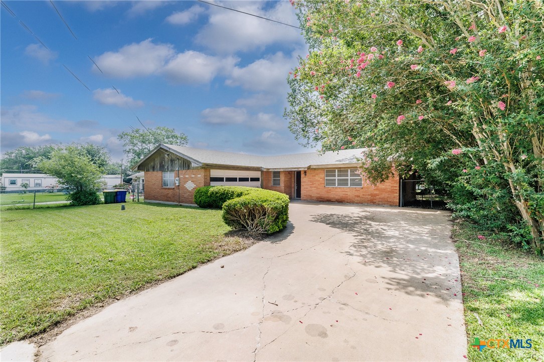 116 E Wallace Street, Gonzales, TX 78629 — photo 1
