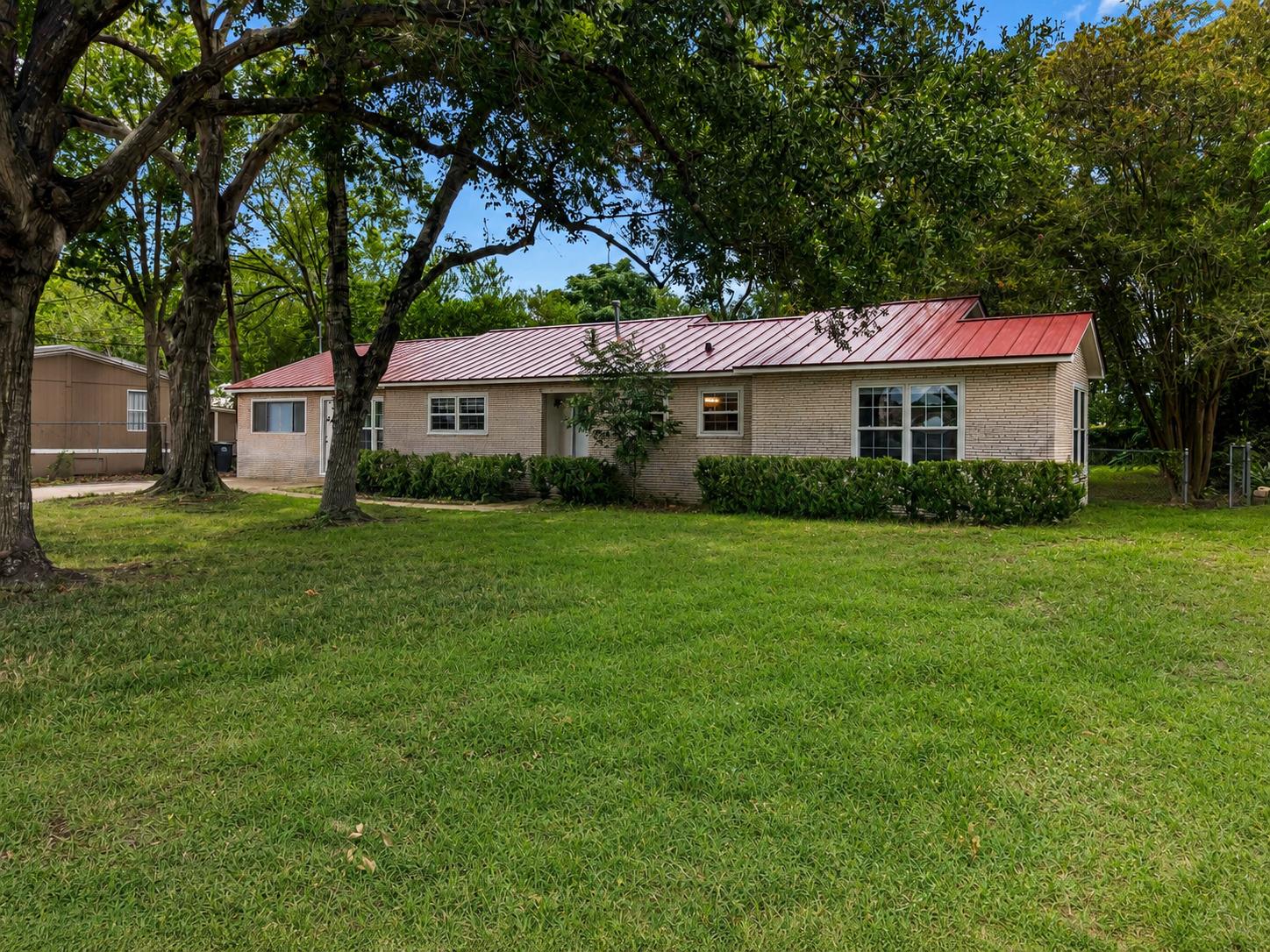 709 Tiger, Smithville, TX 78957 — photo 1