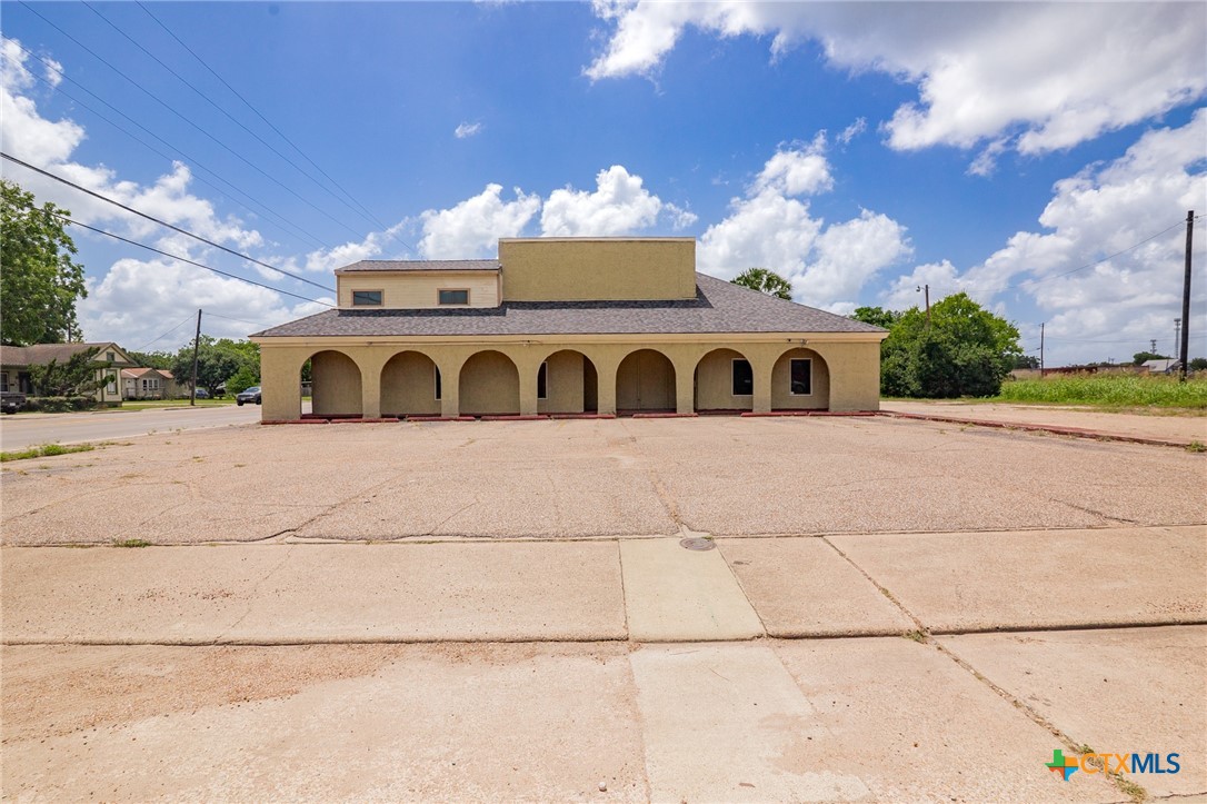 708 E Goodwin Avenue, Victoria, TX 77901 — photo 1