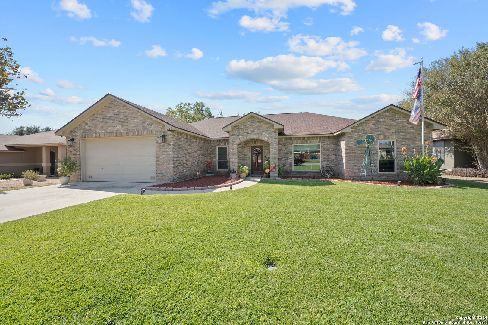 313 YORKTOWN, Pleasanton, TX 78064 — photo 1