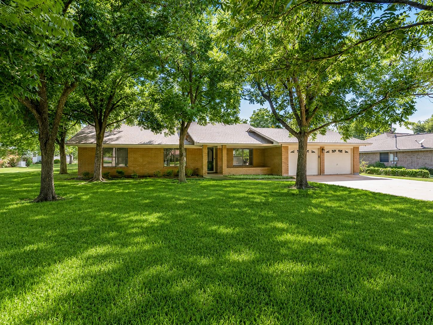 2707 North, Taylor, TX 76574 — photo 1