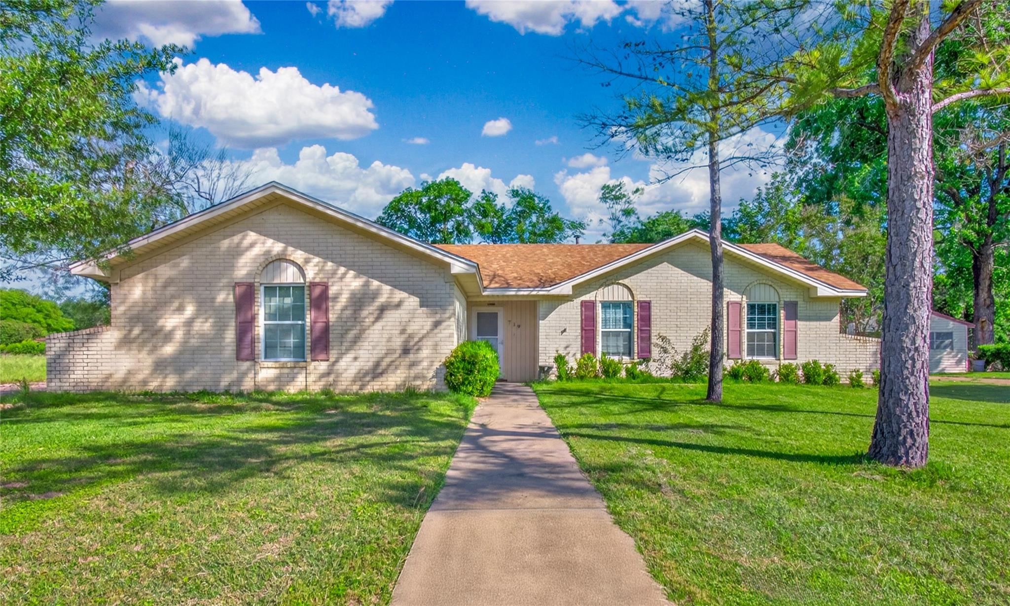 719 Karnes, Robinson, TX 76706 — photo 1