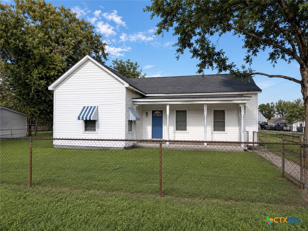 312 Willow Avenue, Luling, TX 78648 — photo 1
