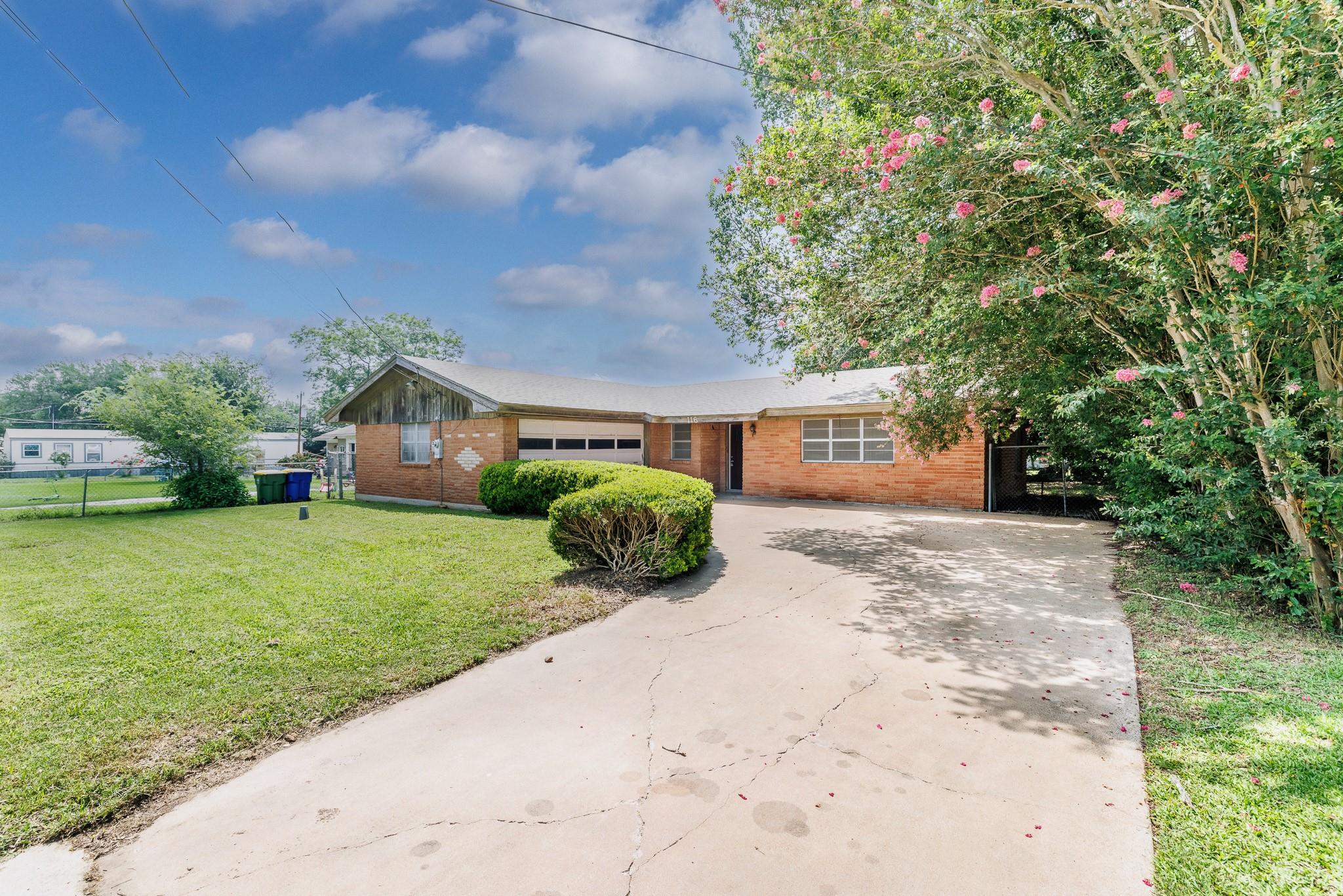 116 E Wallace St, Gonzales, TX 78629 — photo 1