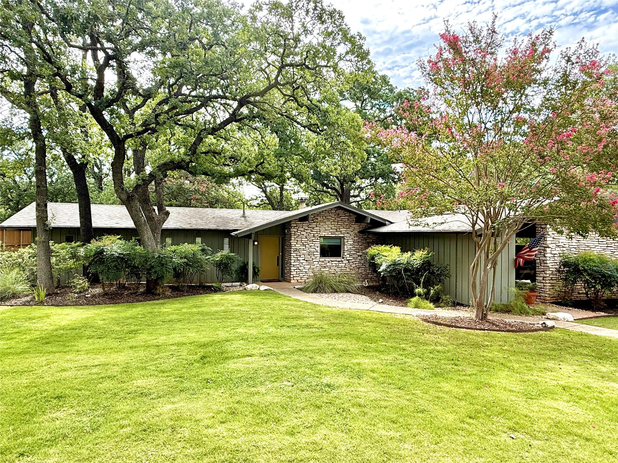 202 Tanglewood, Fredericksburg, TX 78624 — photo 1