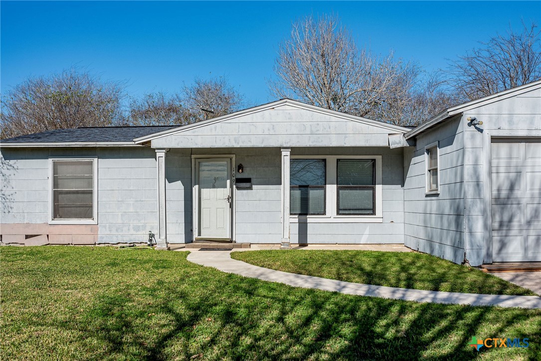 109 Massanet Street, Port Lavaca, TX 77979 — photo 1