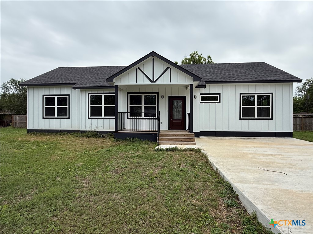 501 Walnut St, Yoakum, TX 77995 — photo 1