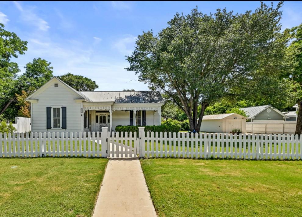 410 Schubert, Fredericksburg, TX 78624 — photo 1