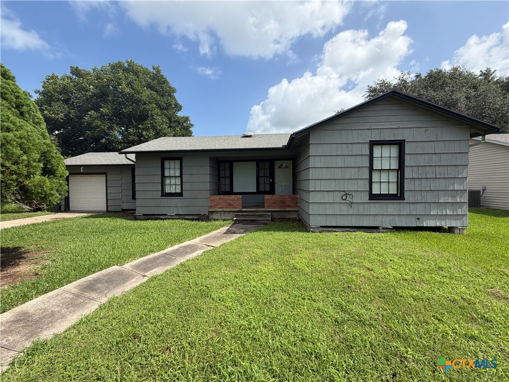 602 E Rosebud, Victoria, TX 77901 — photo 1