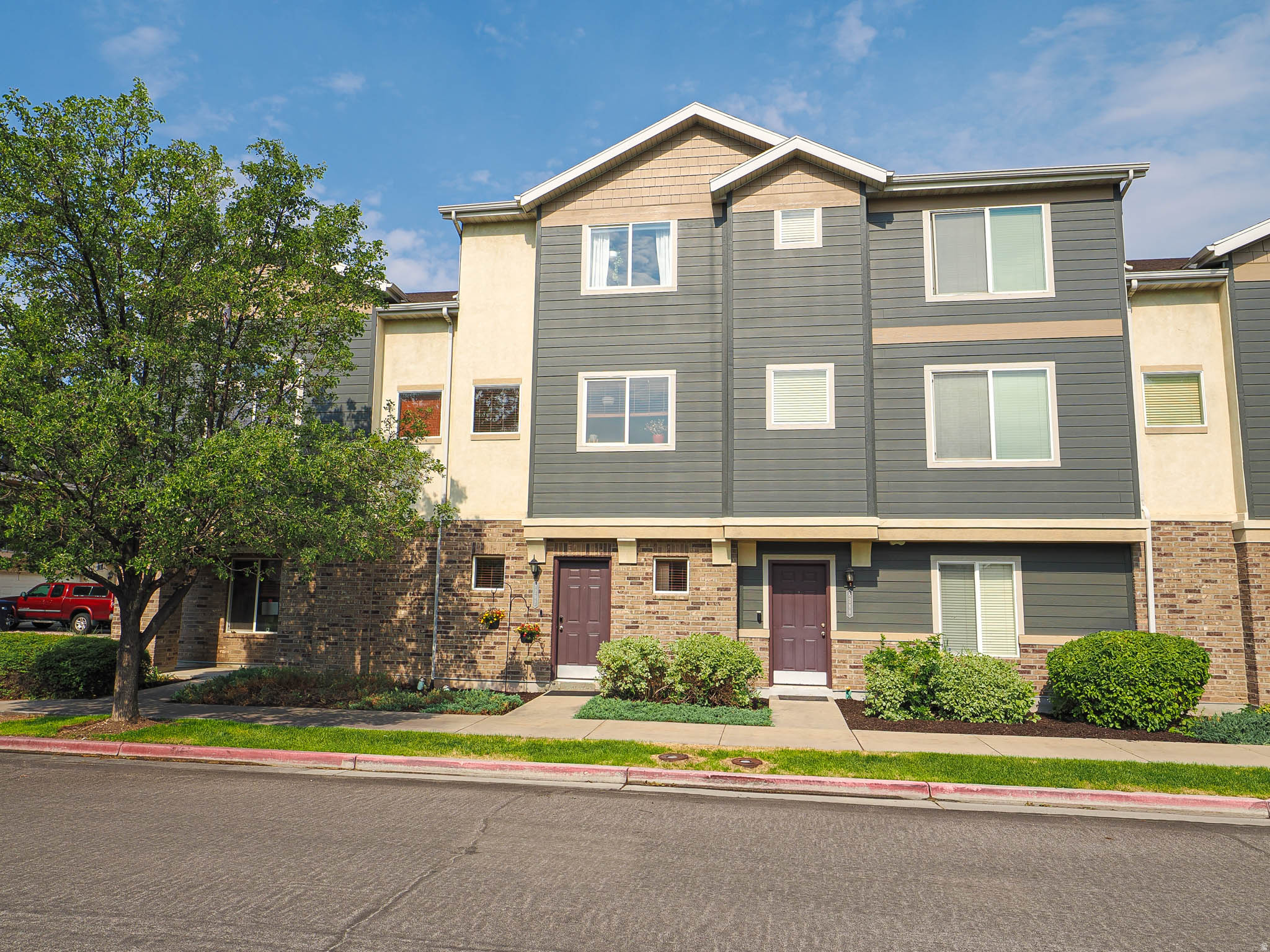 8292 S BELLINGHAM DR, Sandy, UT 84070 — photo 1