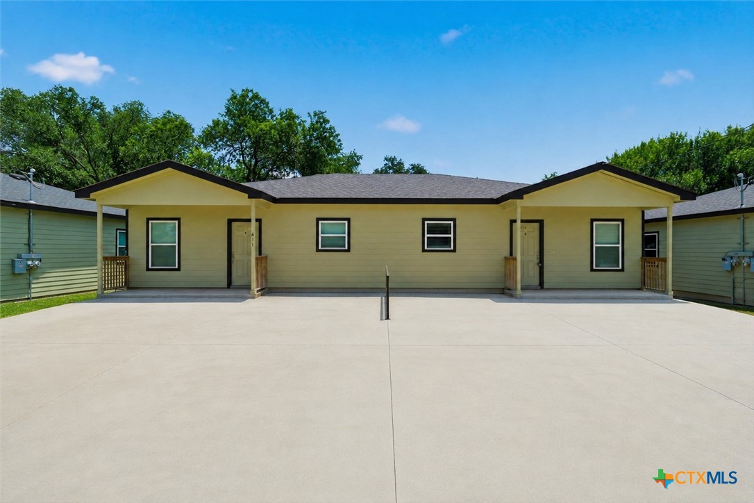 611 E Martindale Street A & B, Seguin, TX 78155 — photo 1