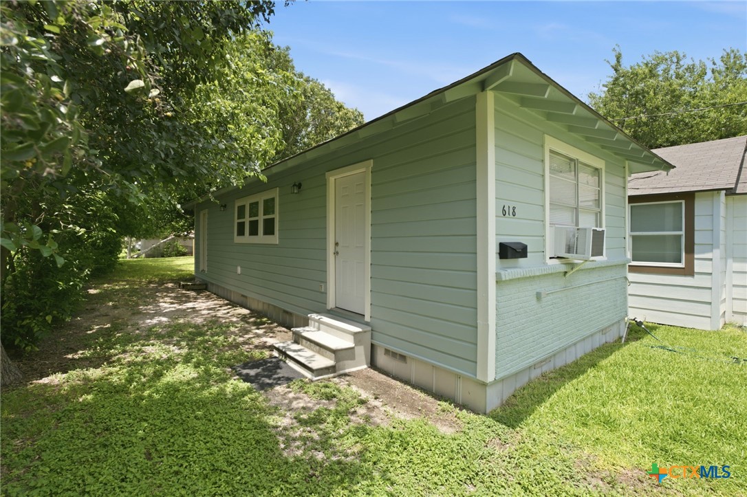 618 E Ireland Street, Seguin, TX 78155 — photo 1