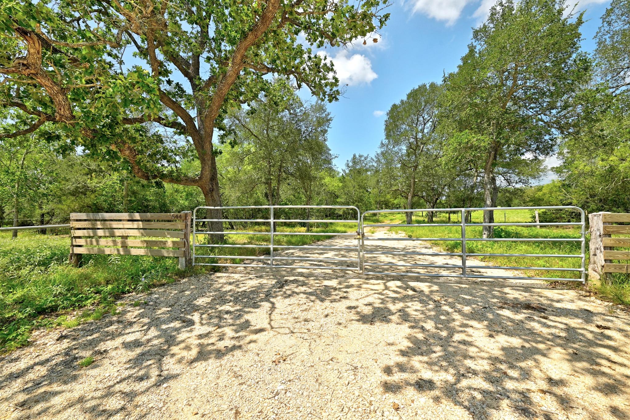 544 Coastal Ln, Luling, TX 78648 — photo 1