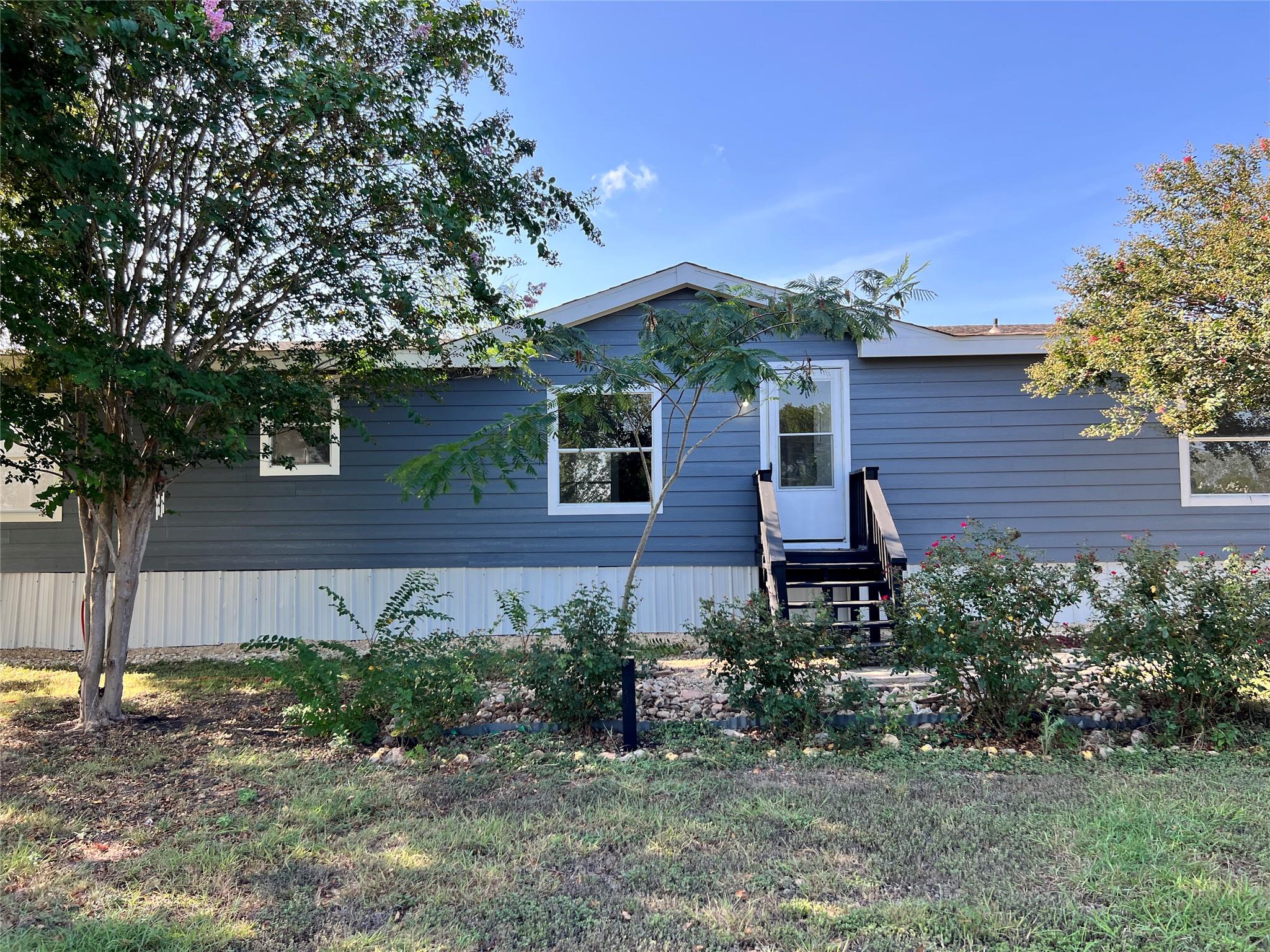 330  Grandview Dr, San Marcos, TX 78666 — photo 1