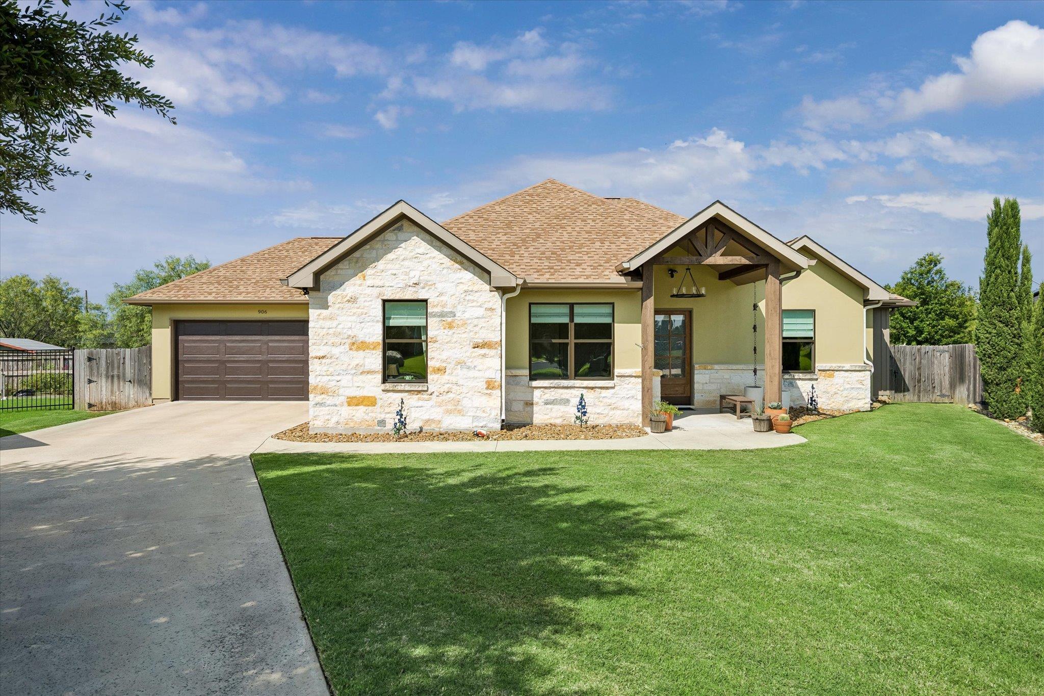 906 Canyon Oak Cir, Marble Falls, TX 78654 — photo 1