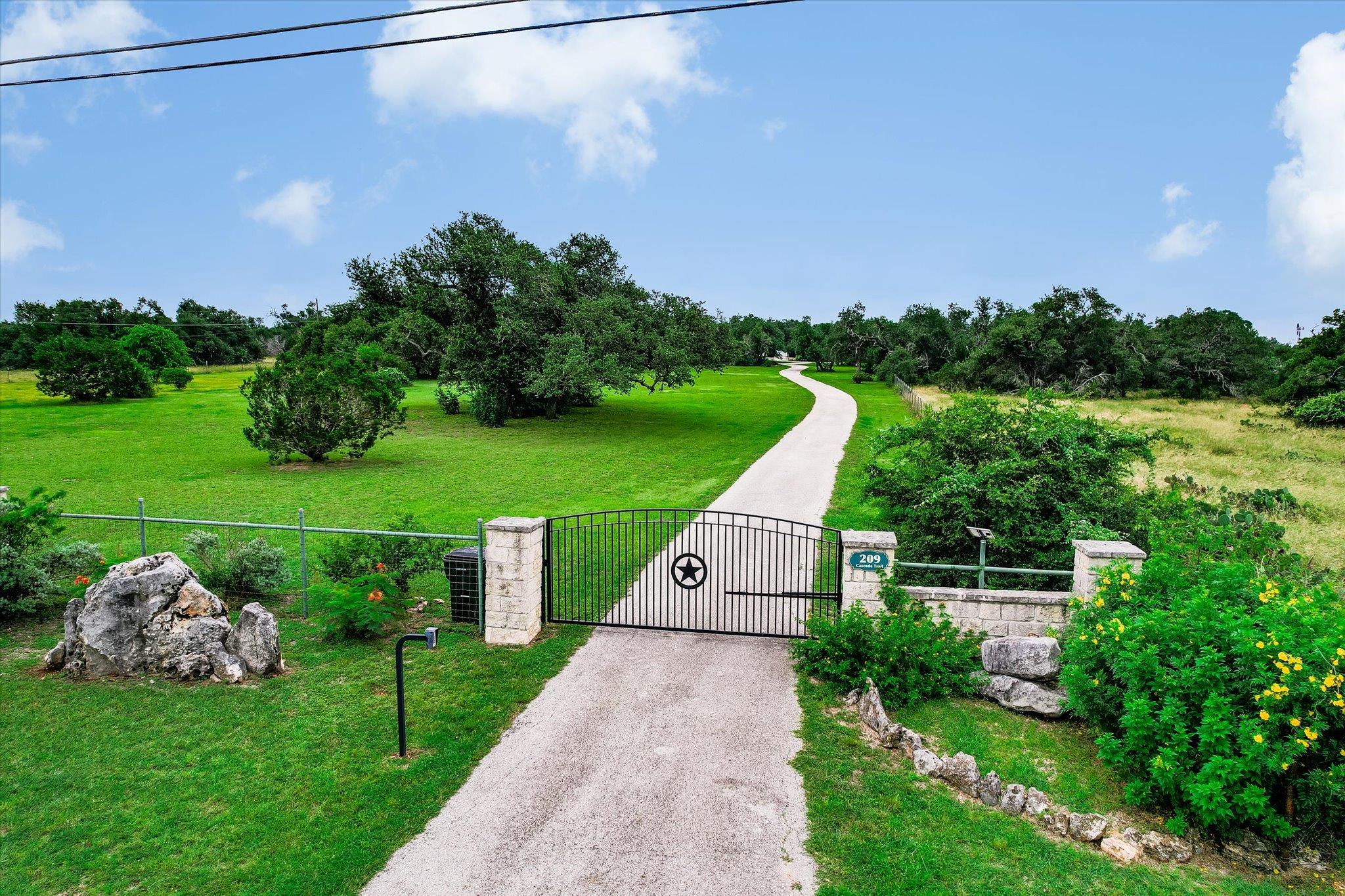209 Cascade, San Marcos, TX 78666 — photo 1
