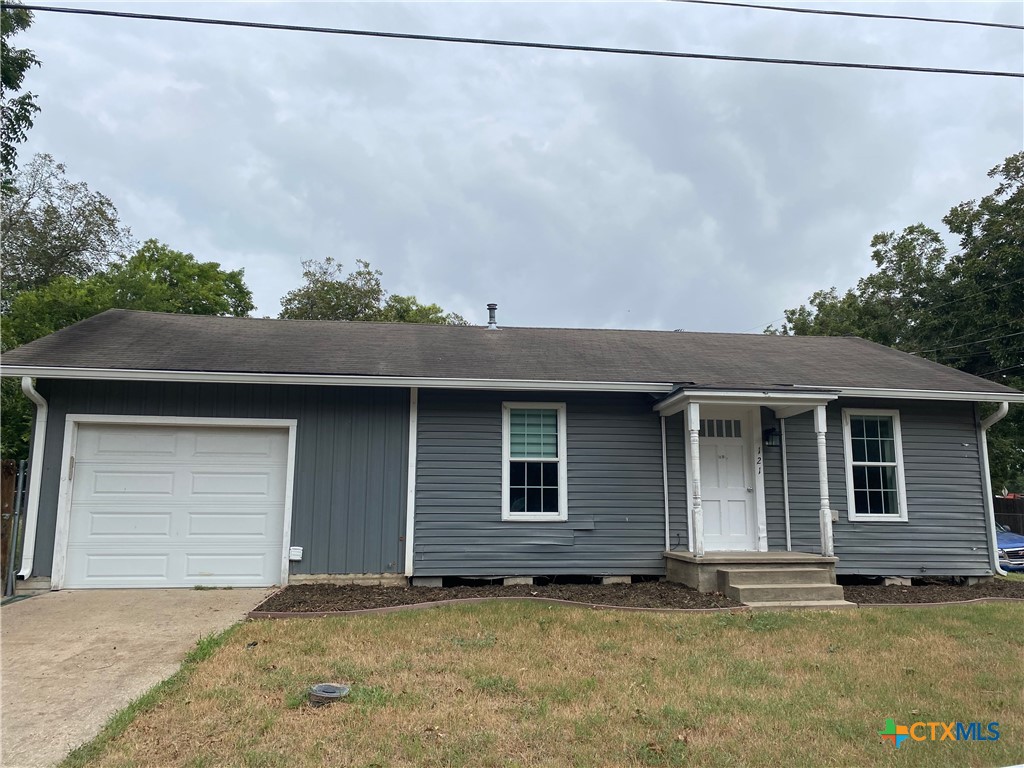121 E 15th Street, Shiner, TX 77984 — photo 1