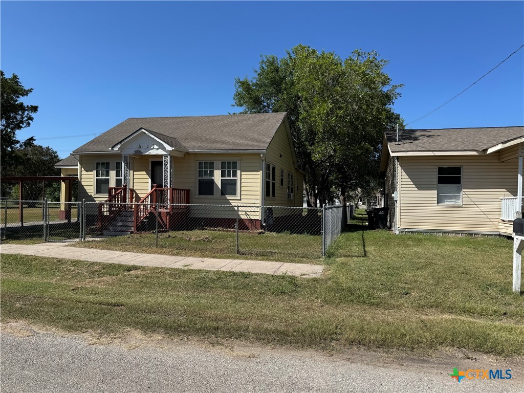 602 & 606 E Clayton Street, Cuero, TX 77954 — photo 1