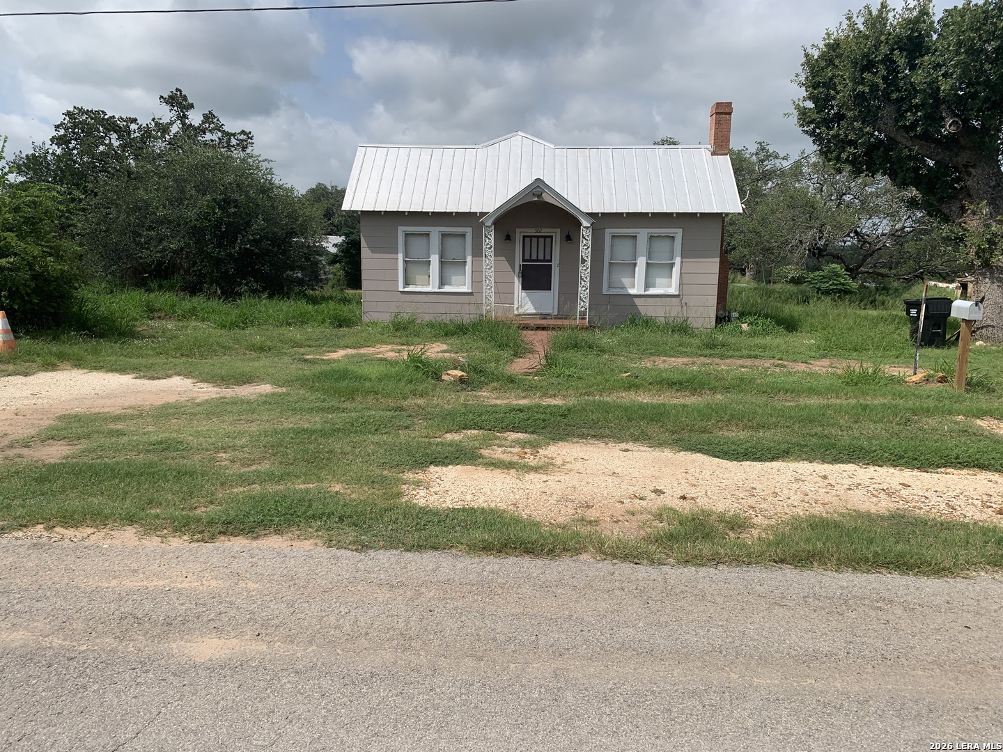 502 Bowman Ave, Devine, TX 78016 — photo 1
