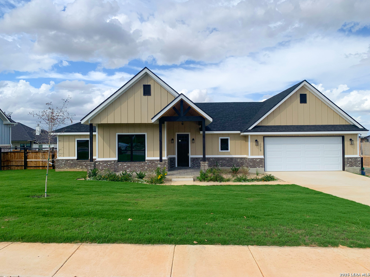 128 Woodbridge, La Vernia, TX 78121 — photo 1