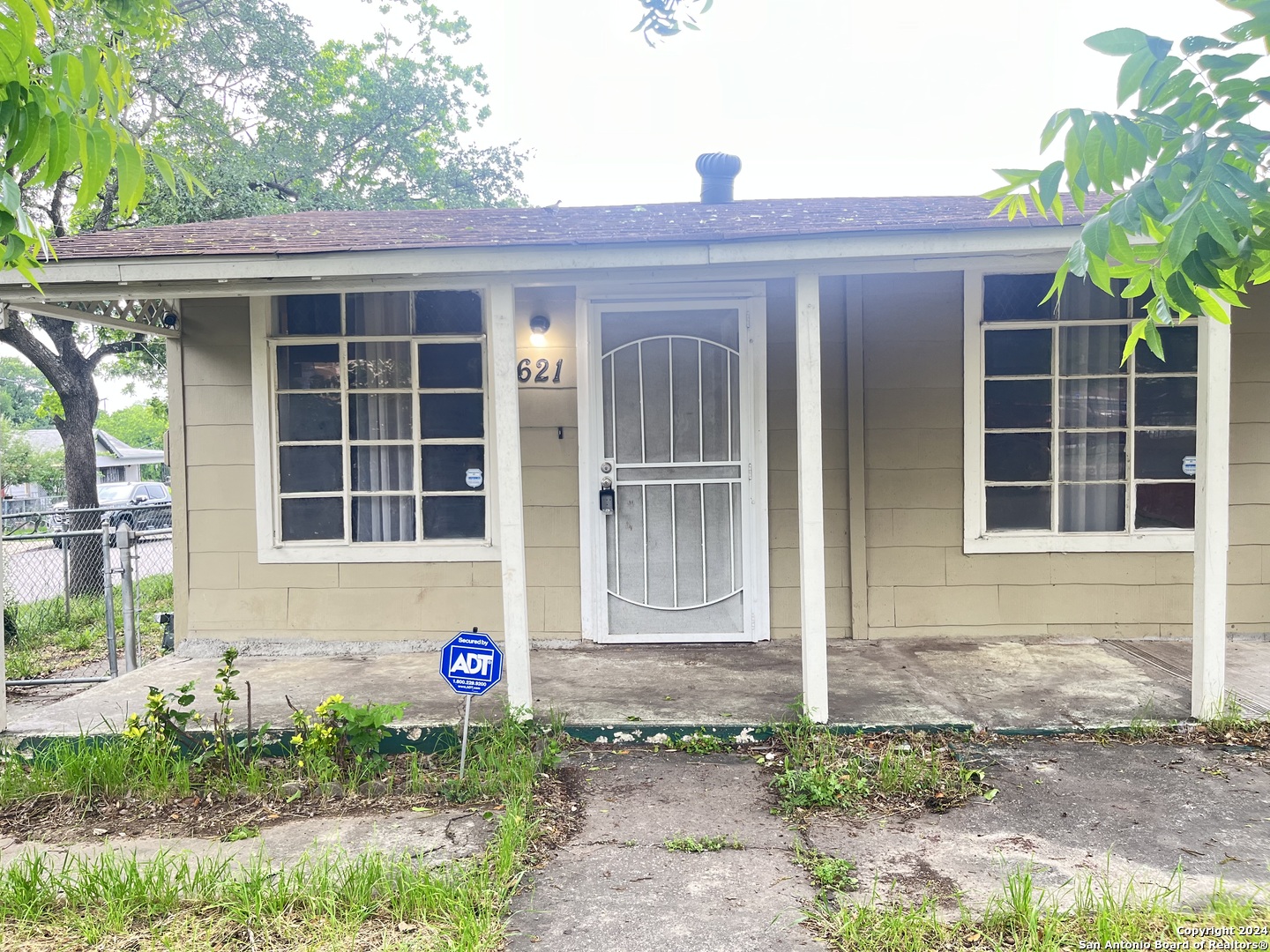 621 S ELMENDORF, San Antonio, TX 78207 — photo 1
