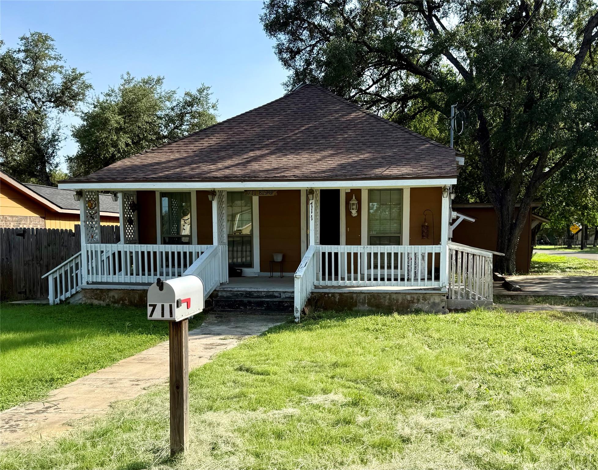 711 Bishop, San Marcos, TX 78666 — photo 1