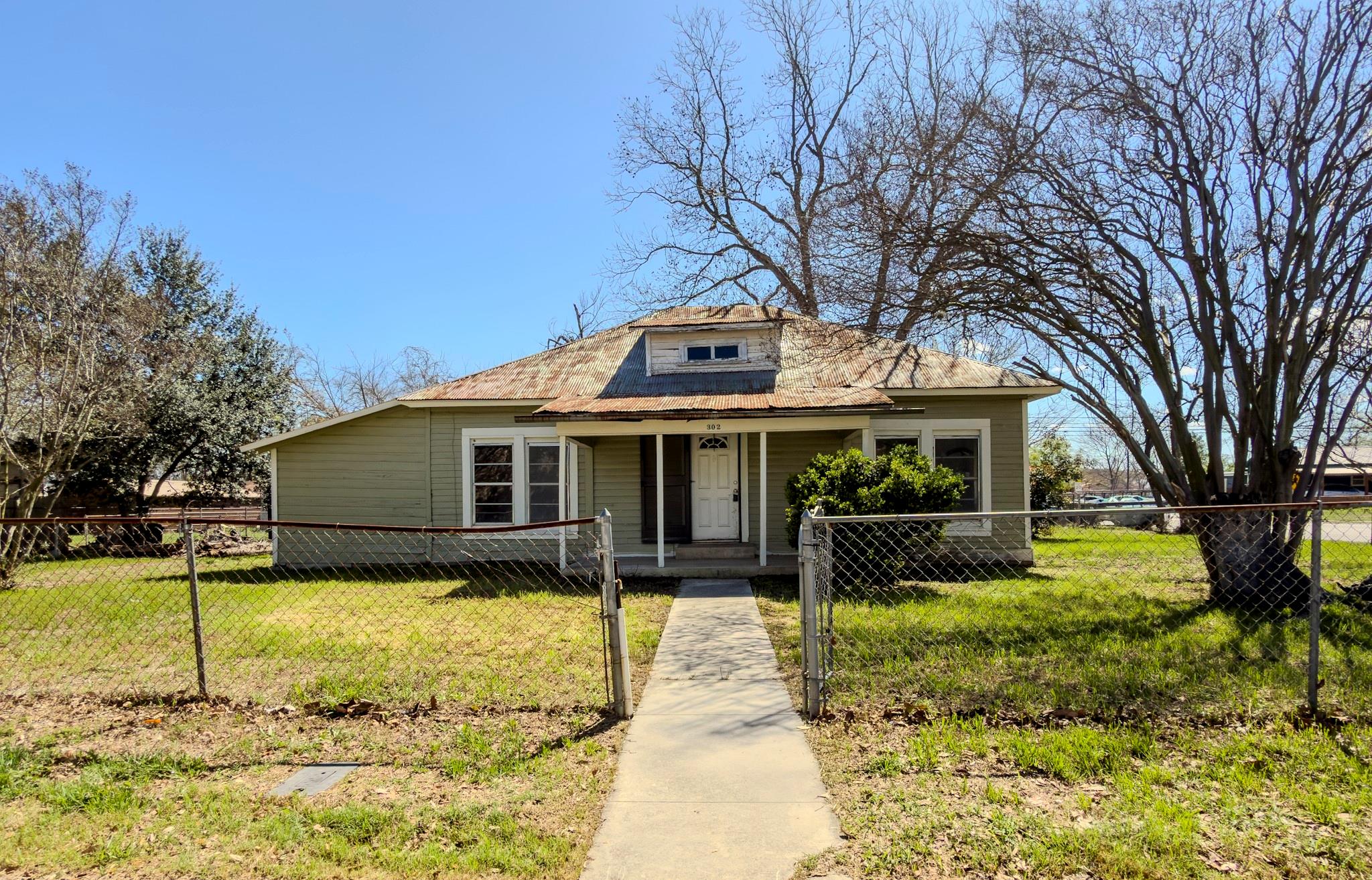 302 Crockett, Luling, TX 78648 — photo 1