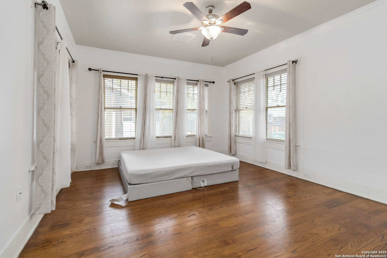 211 lindell, ,  78212 — photo 1