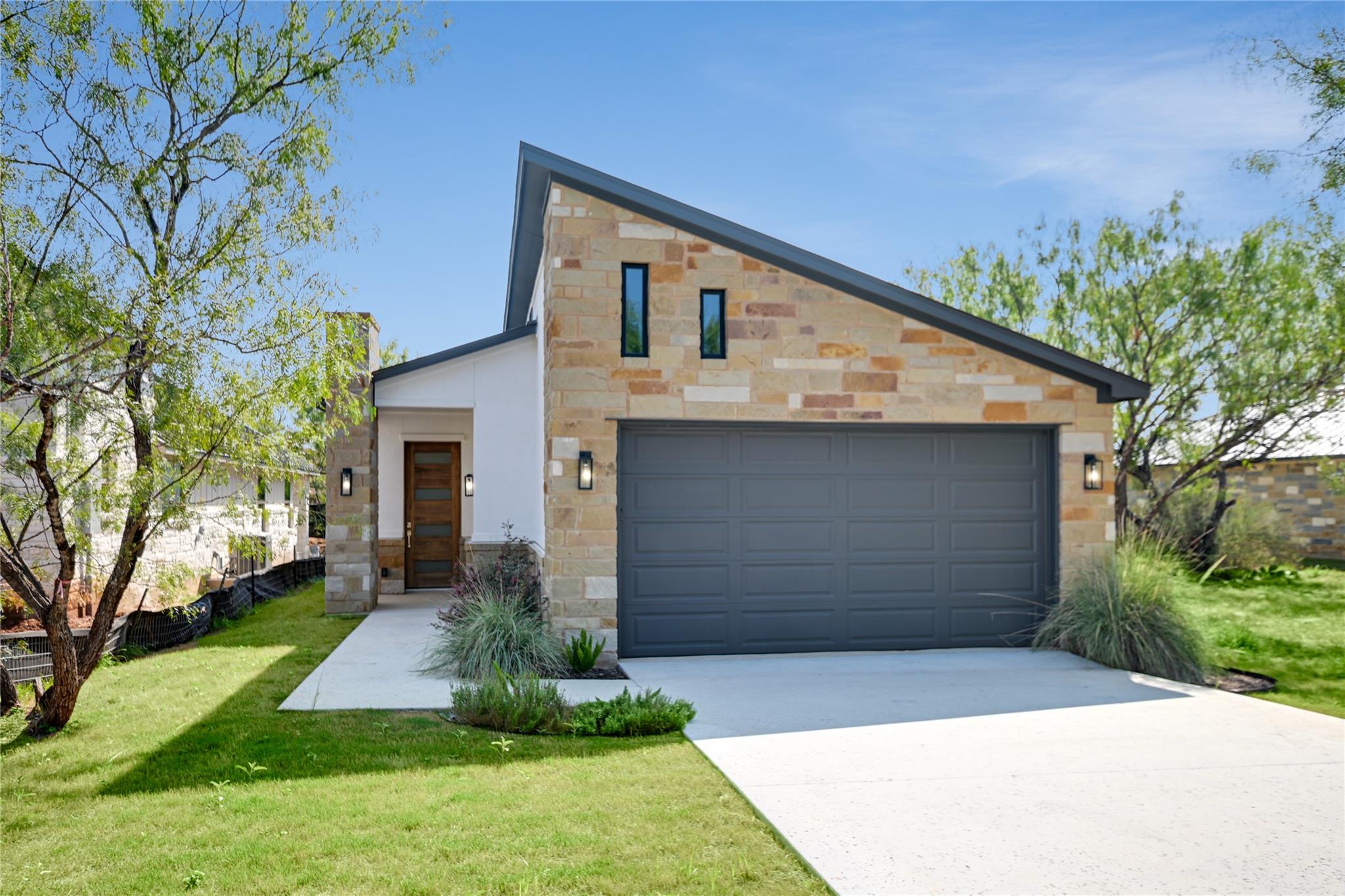 611 Sun Ray, Horseshoe Bay, TX 78657 — photo 1