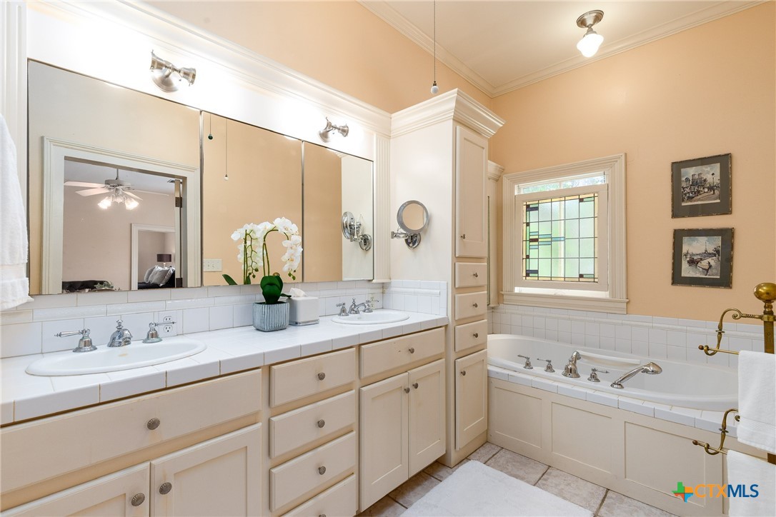 507 De Leon, Victoria, TX 77901 — photo 1