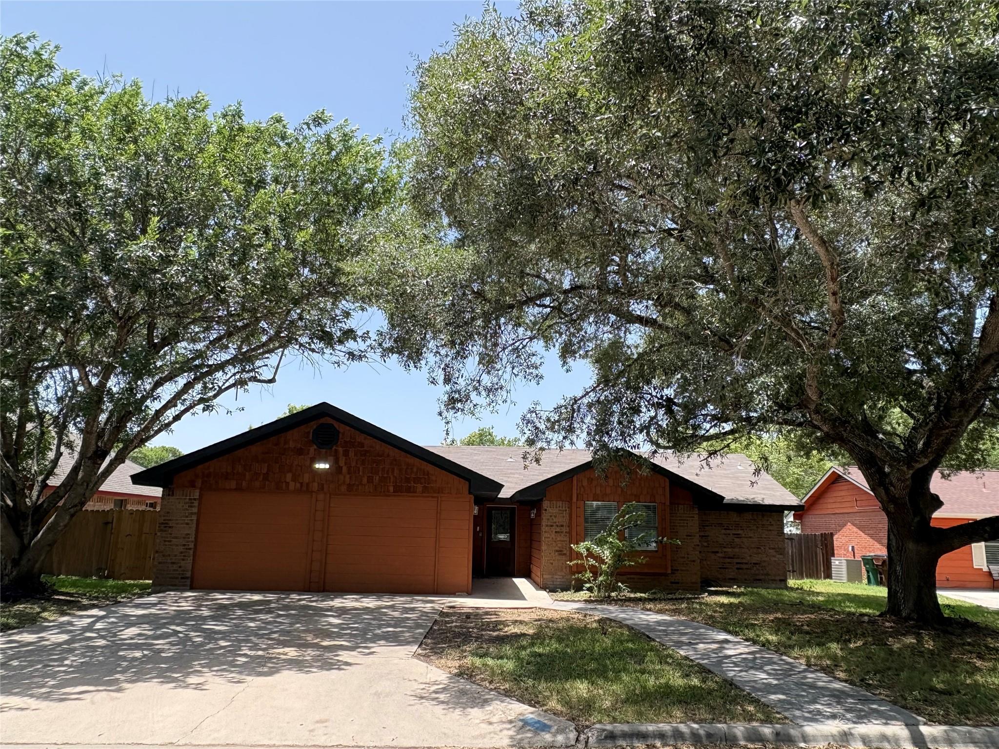 1009 Bowie, Lockhart, TX 78644 — photo 1