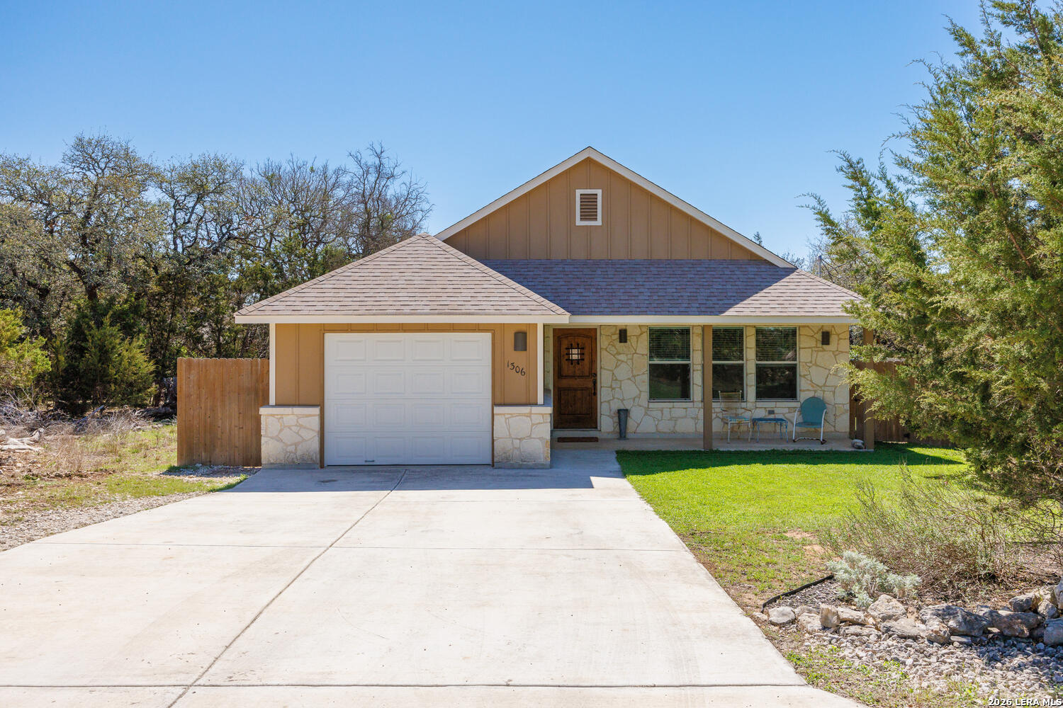 1306 Live Oak, , 78070 — photo 1