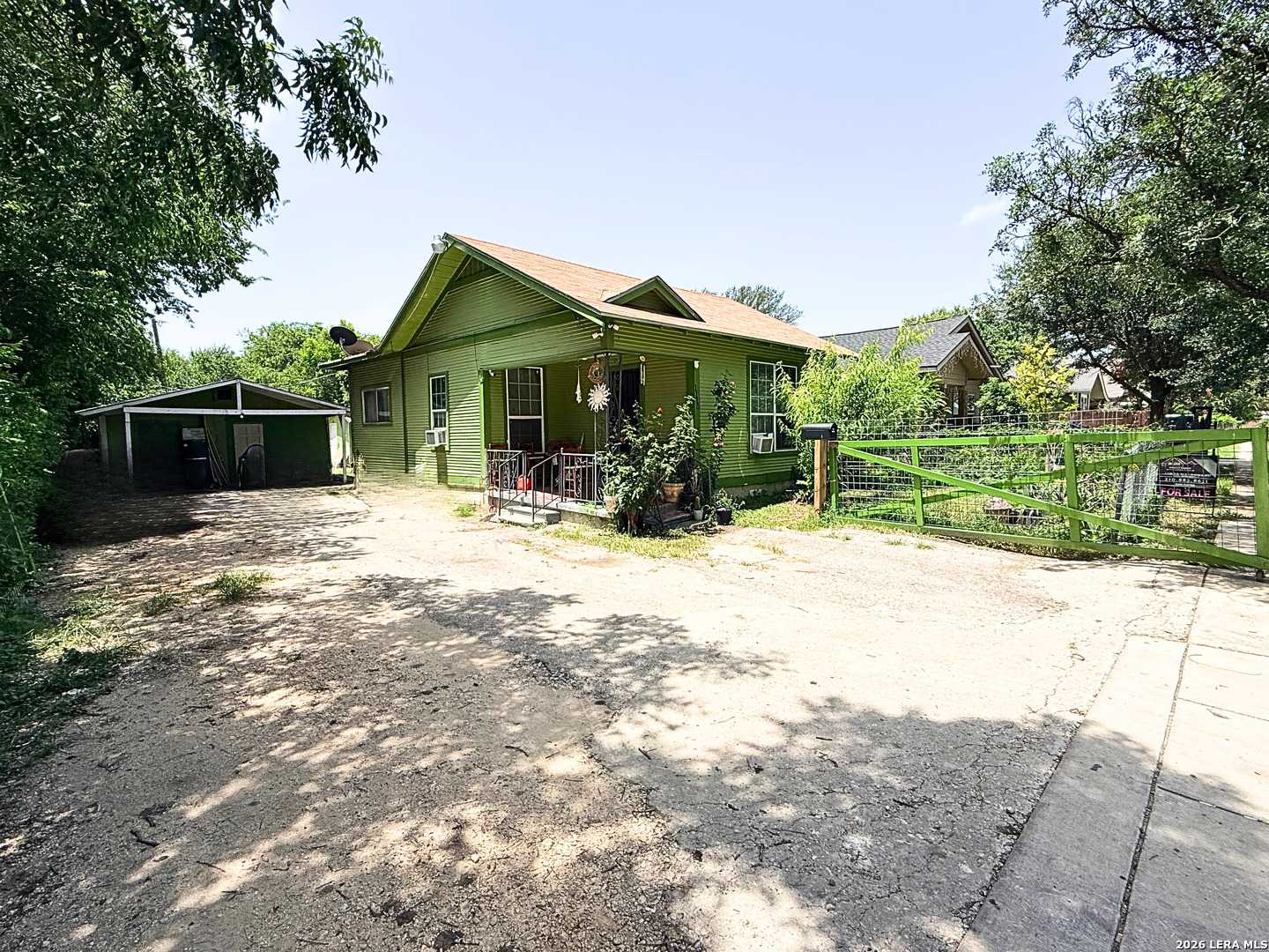 1110 W Lynwood Ave, San Antonio, TX 78201 — photo 1