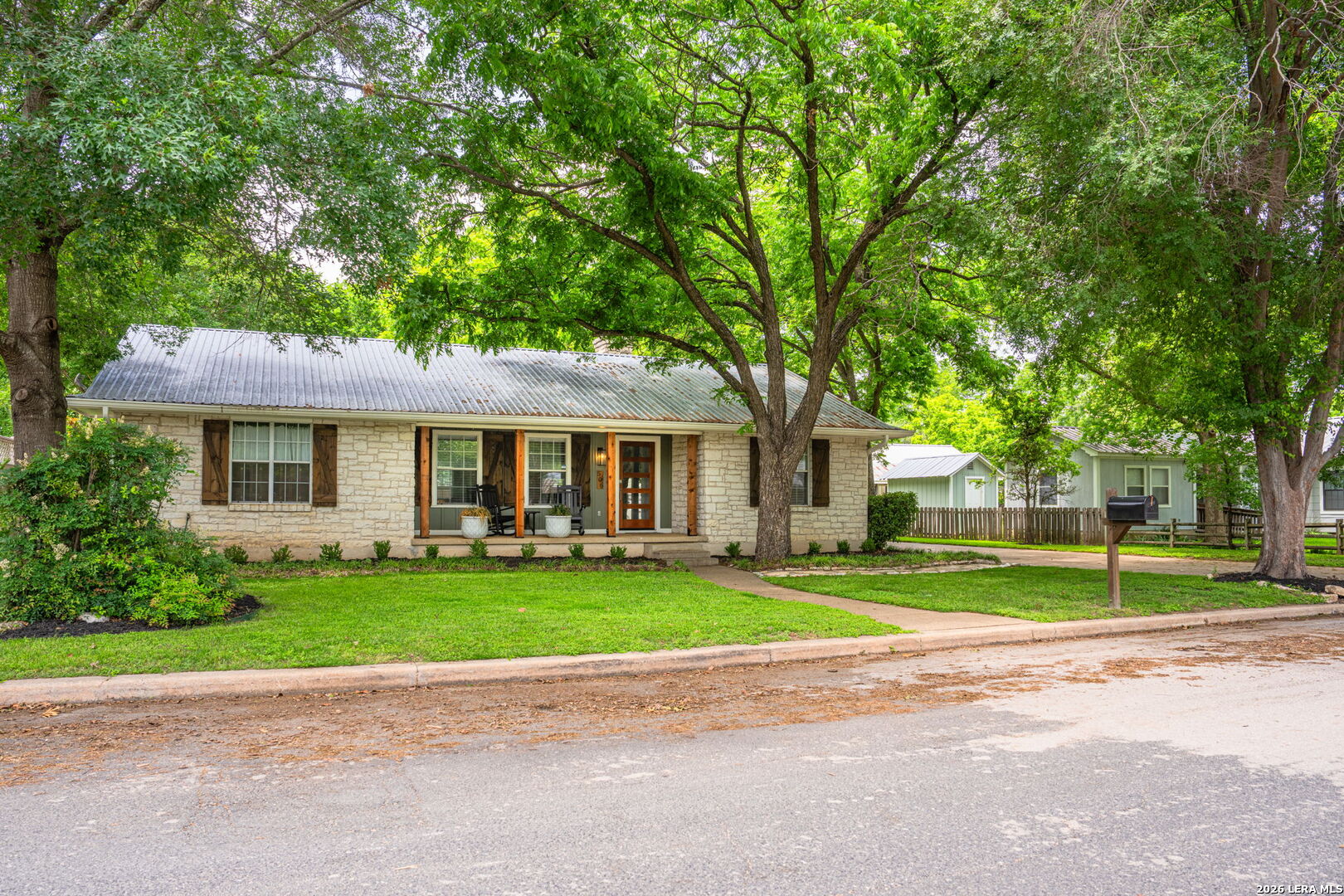 506 N LINCOLN ST, Fredericksburg, TX 78624 — photo 1