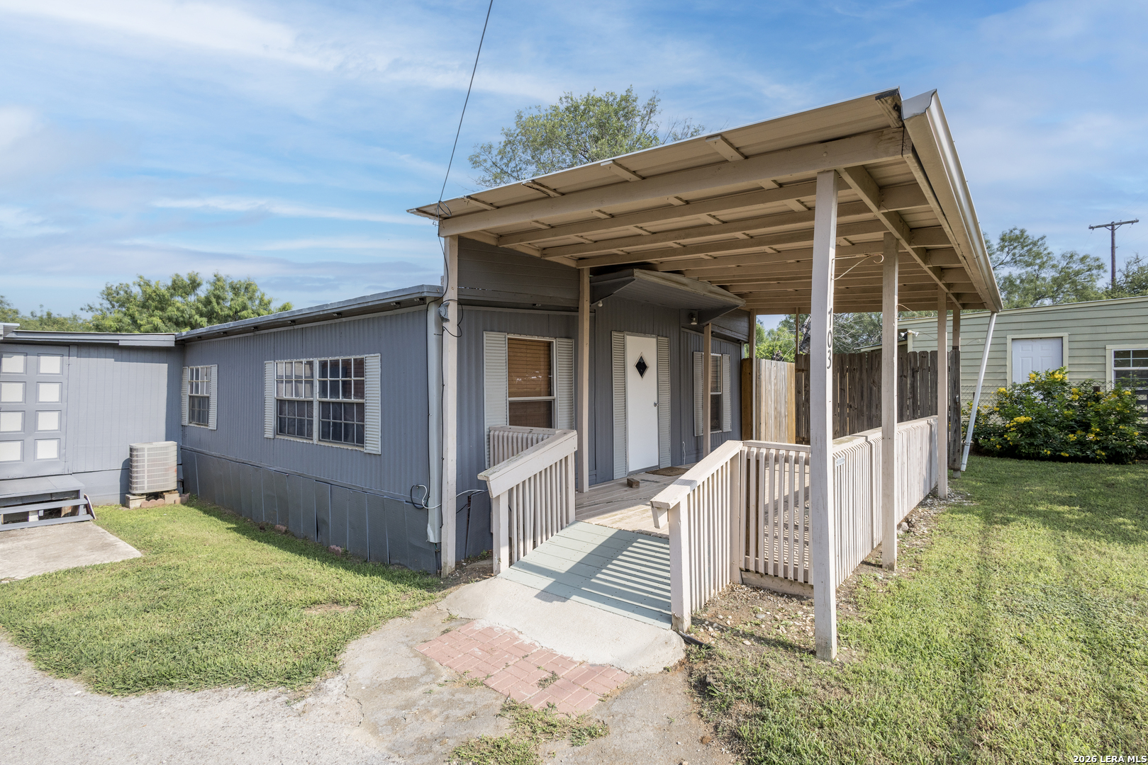 703 S Baylor