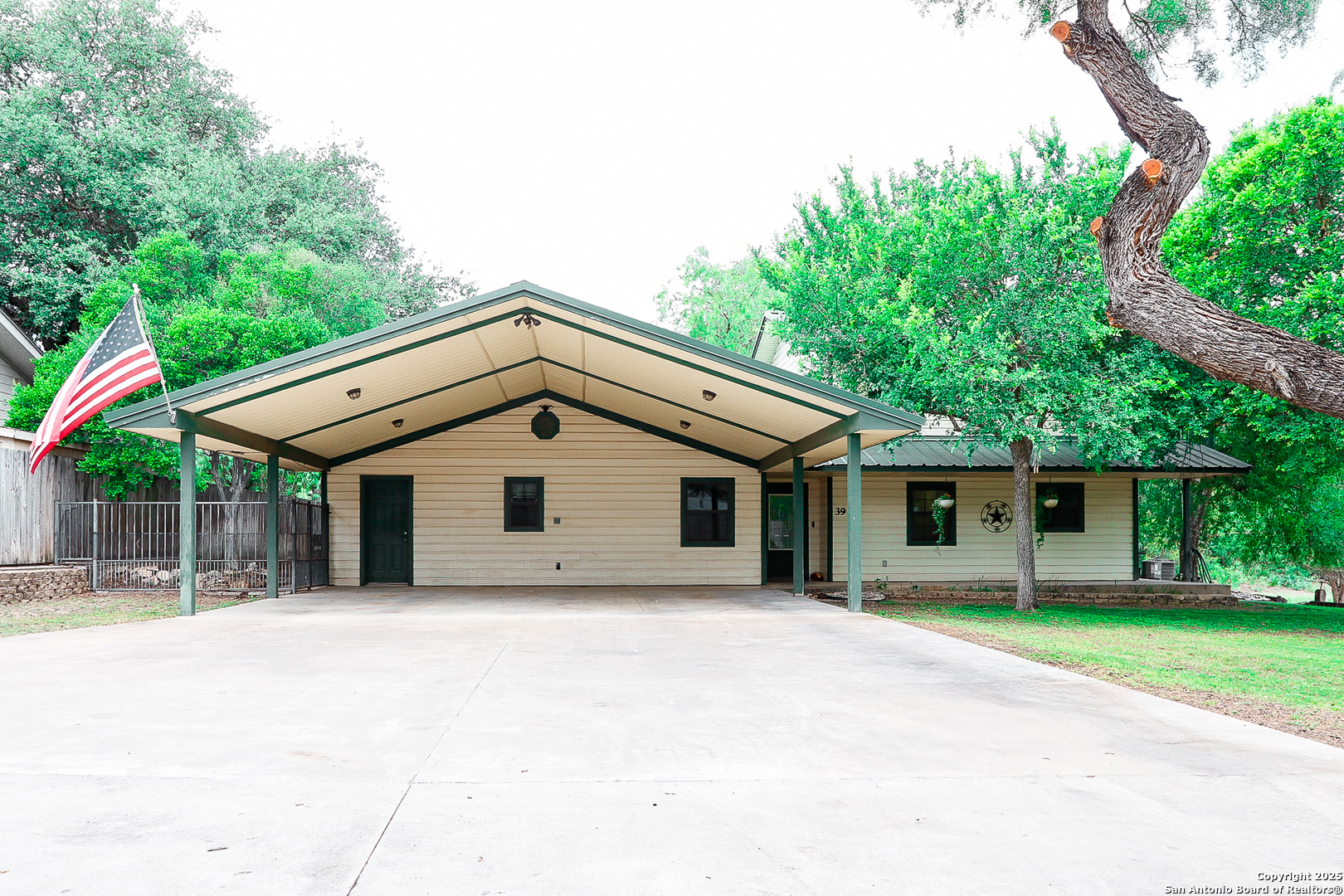 39 Oak, Brackettville, TX 78832 — photo 1