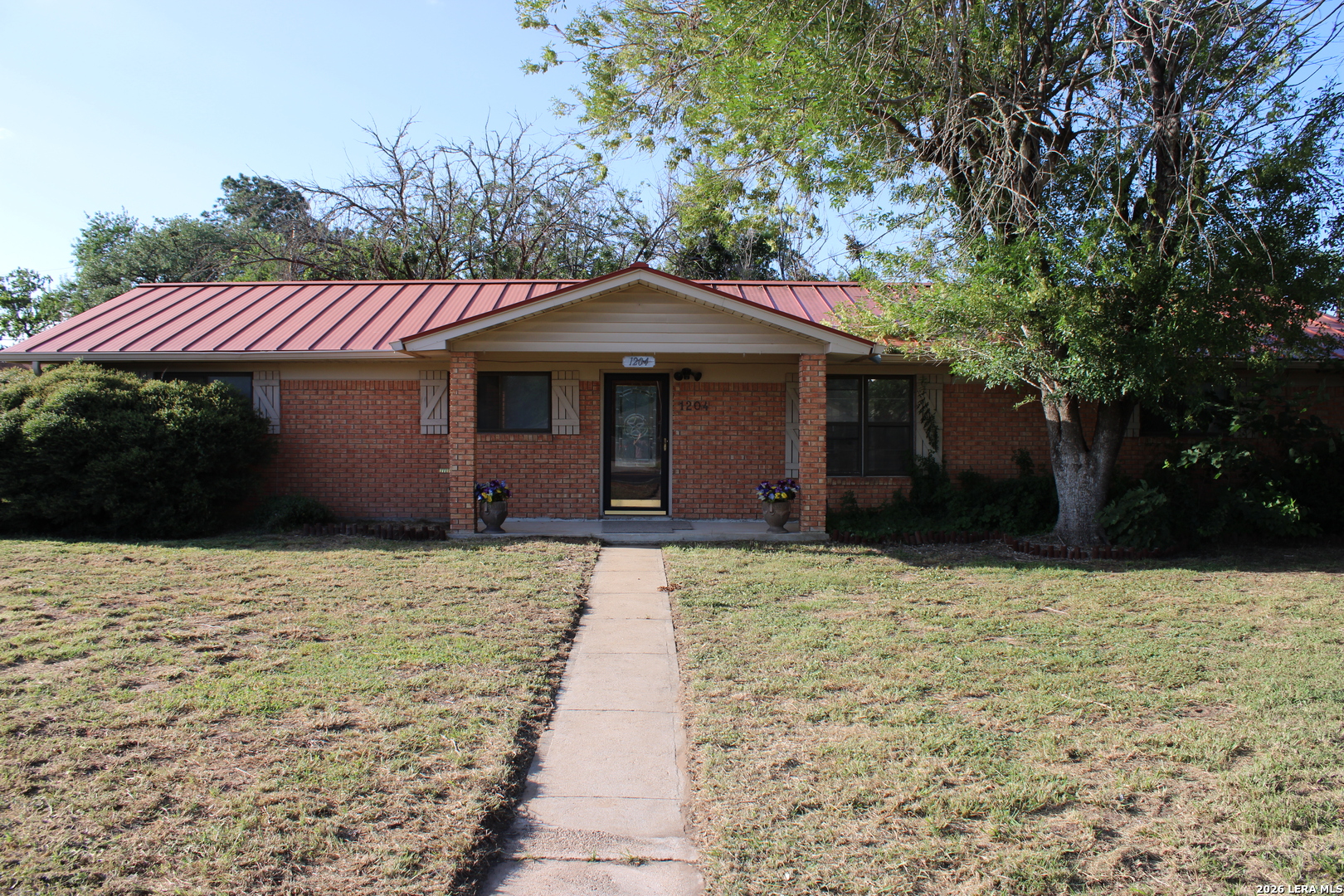 1204 W GOODWIN ST, Pleasanton, TX 78064 — photo 1