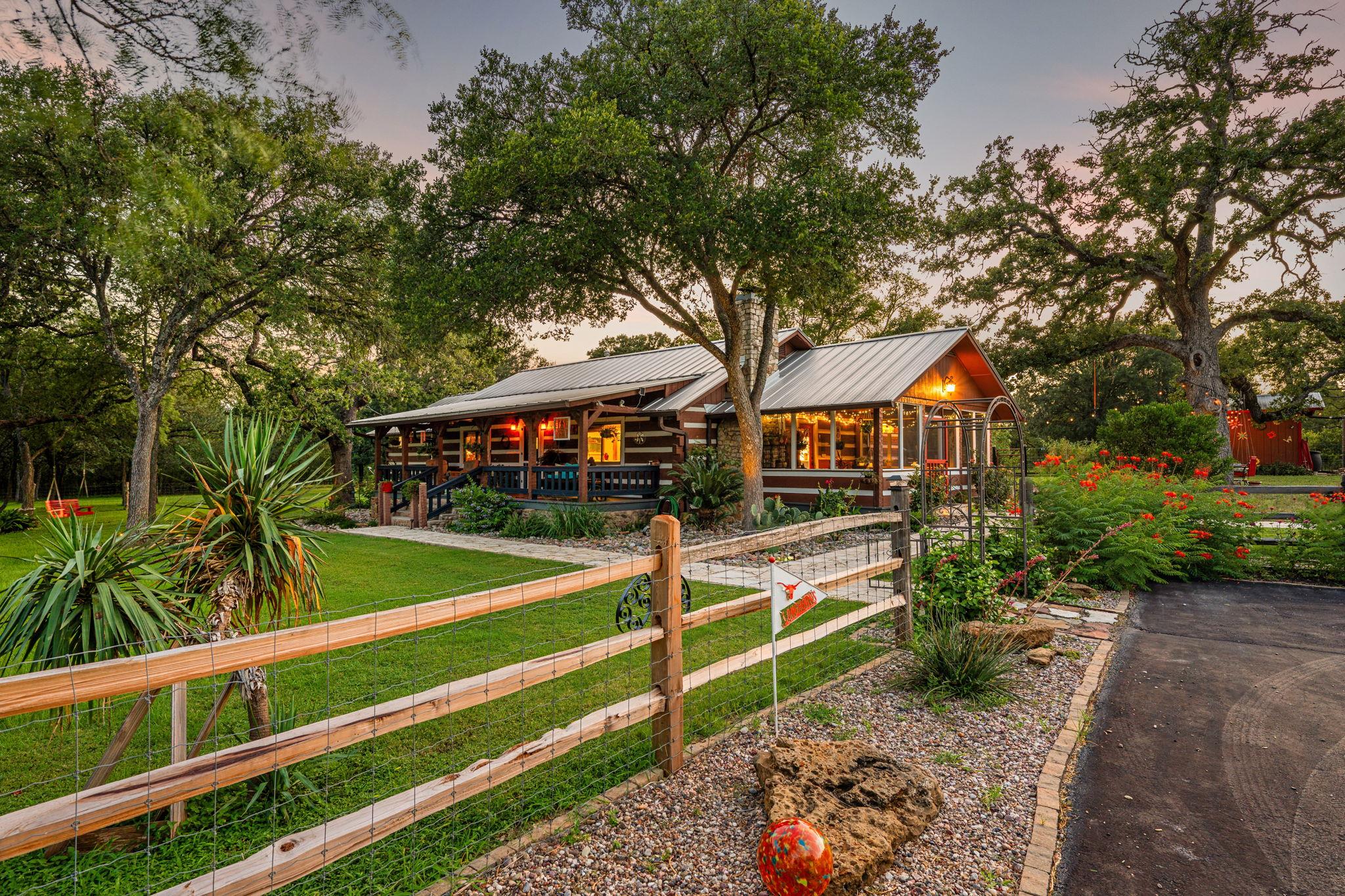 402 Smith, Bastrop, TX 78602 — photo 1
