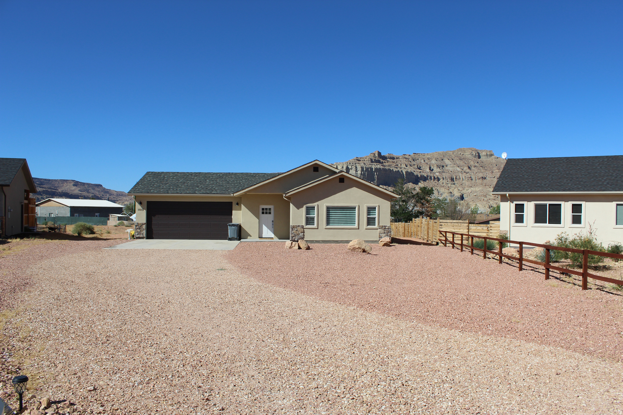 1015 E CANYON DR