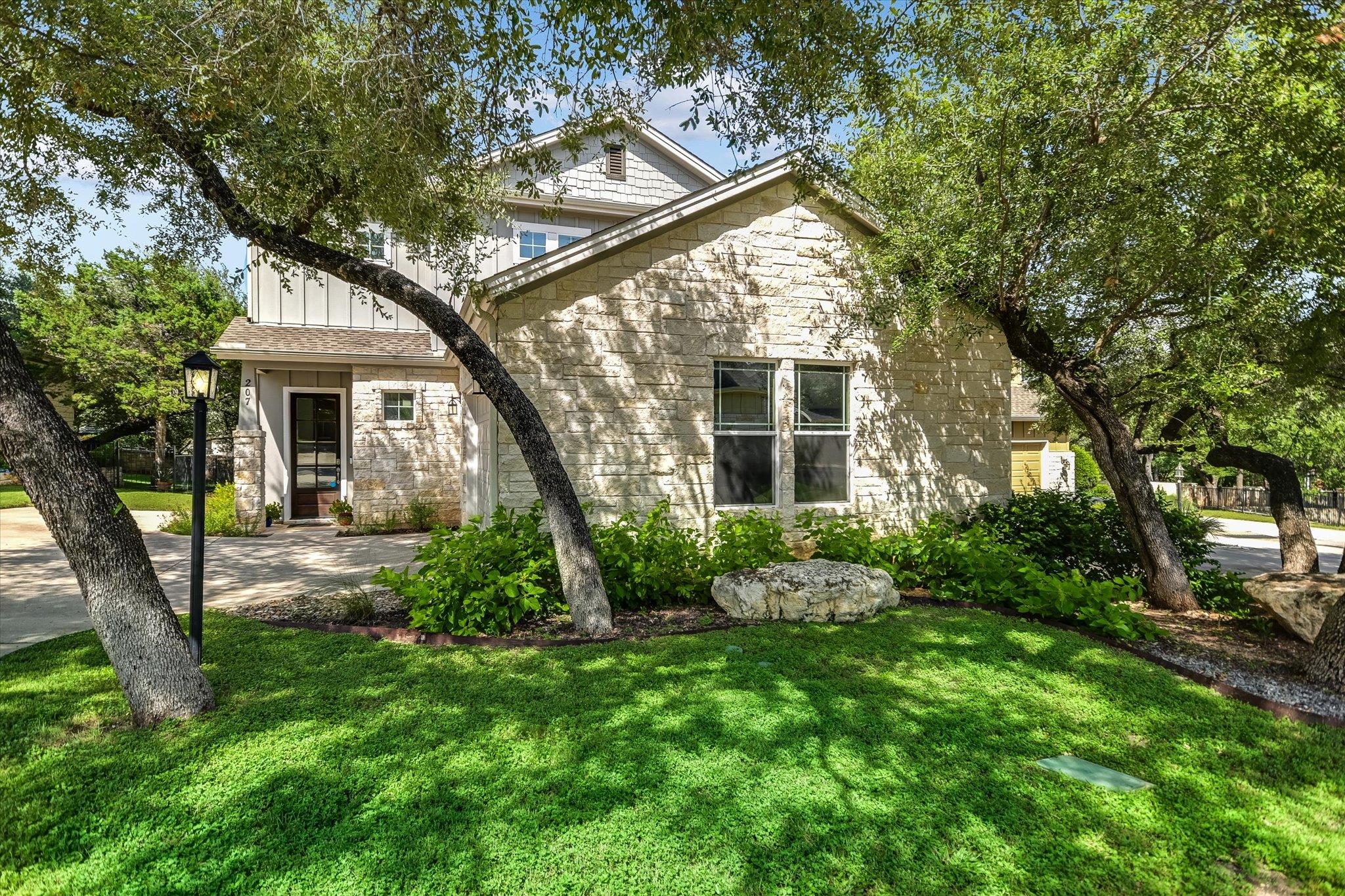 207 Fairlake Cir, Lakeway, TX 78734 — photo 1