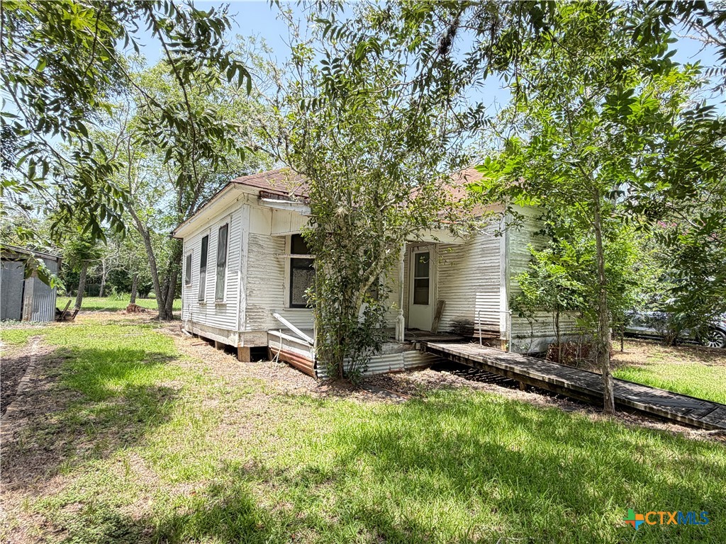 202 Vollentine Street, Yoakum, TX 77995 — photo 1