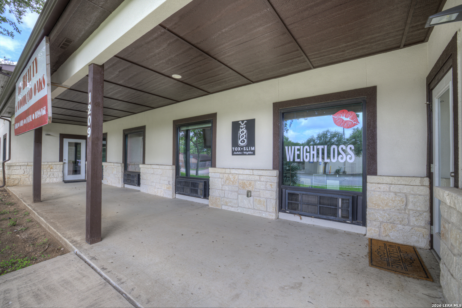 1209 WOODLAND OAKS DR, ,  78154 — photo 1
