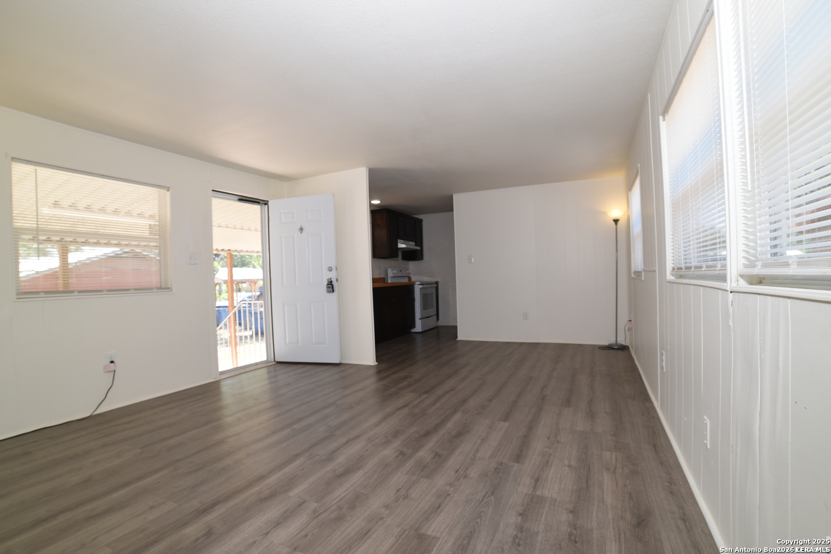 215 Greenlawn Ave, ,  78064 — photo 1