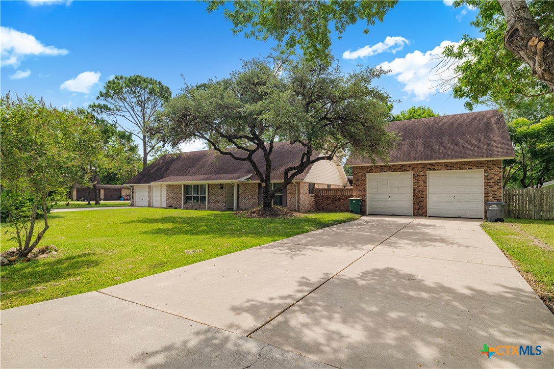 105 Tropical Drive, Victoria, TX 77904 — photo 1