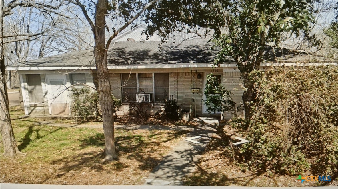 1702 Woodlawn, Victoria, TX 77901 — photo 1