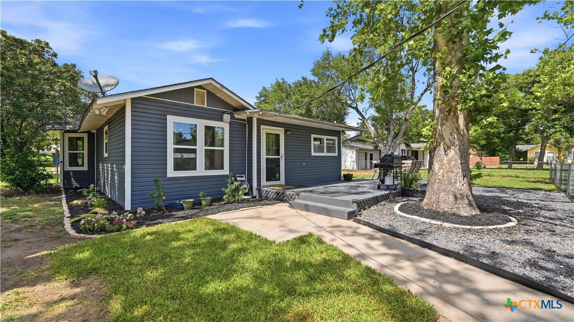 733 E Krezdorn Street, Seguin, TX 78155 — photo 1