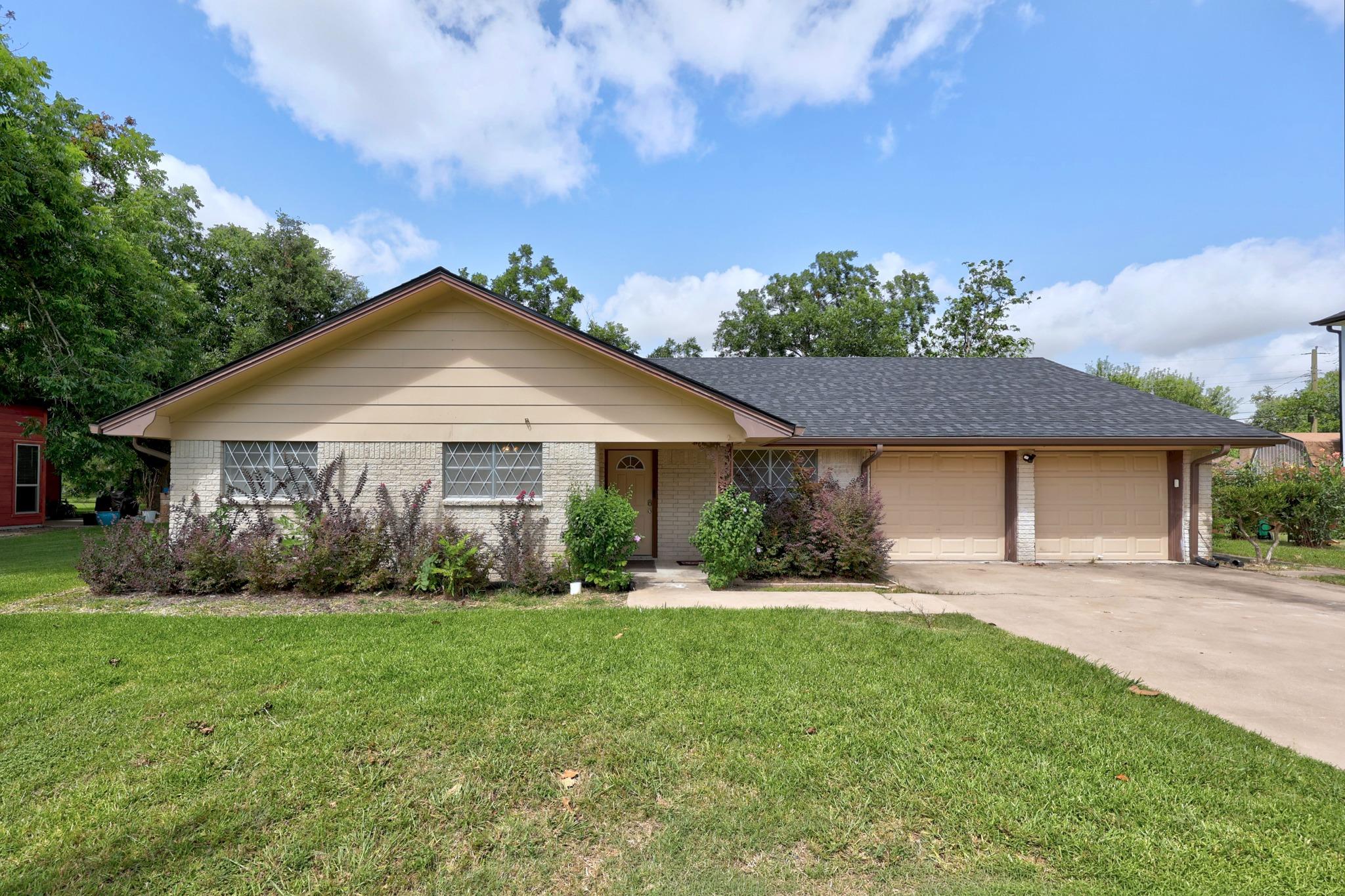 2305 Lathan Ln, Taylor, TX 76574 — photo 1