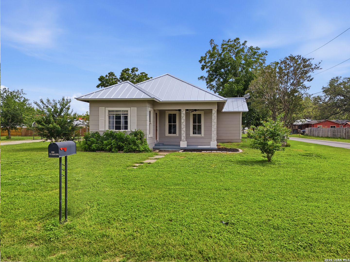 600 W Park, Devine, TX 78016 — photo 1