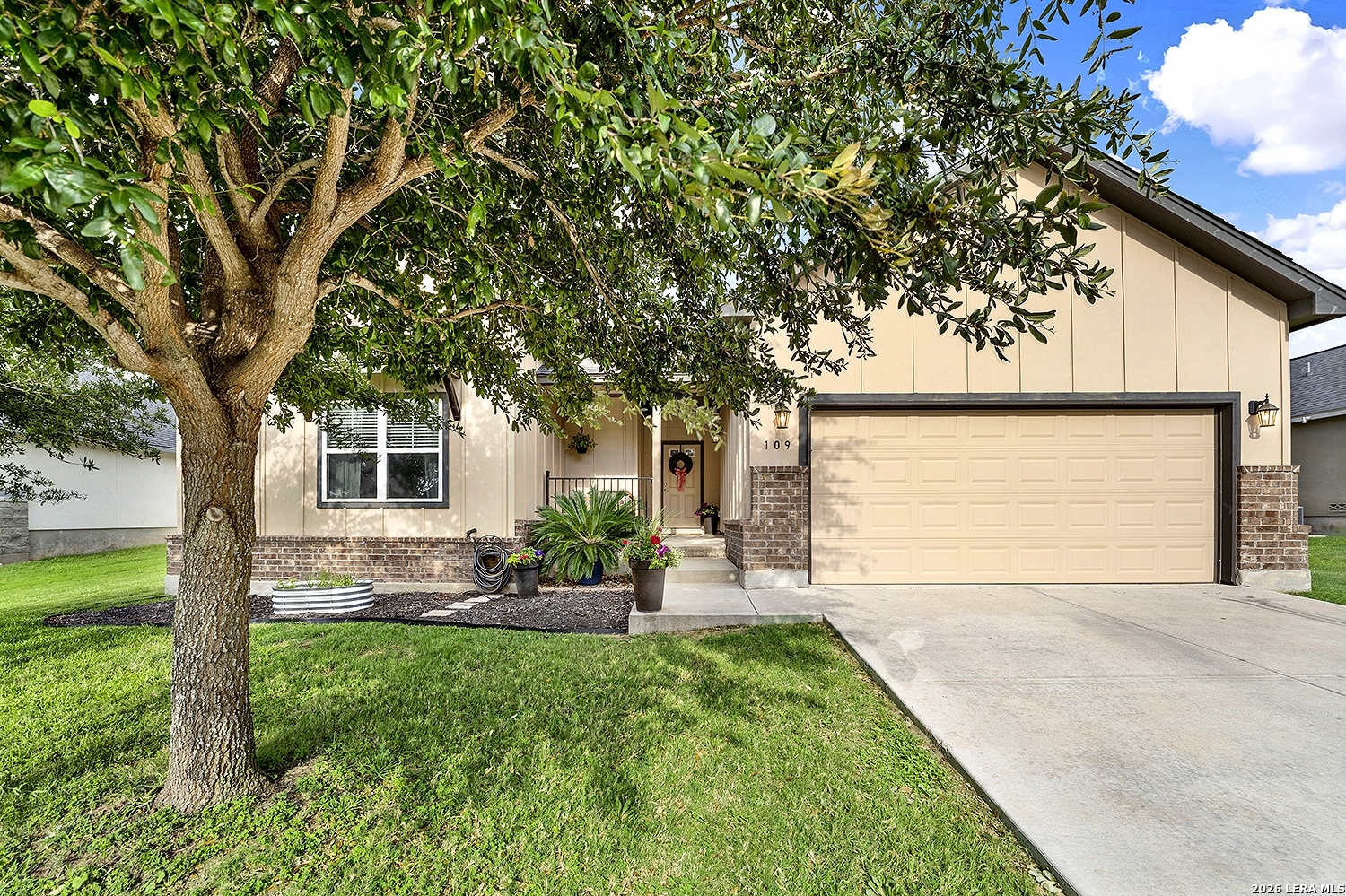 109 Grandview, Floresville, TX 78114 — photo 1