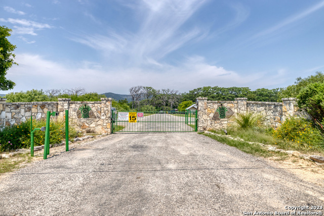 28 N River Place Rd, Rio Frio, TX 78879 — photo 1